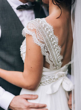 20 свадебных платьев с эффектными спинками 