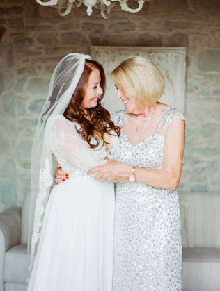 Вдохновение: 20 примеров нарядов для мамы невесты 