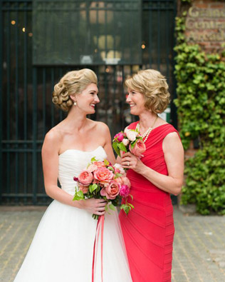 Вдохновение: 20 примеров нарядов для мамы невесты 