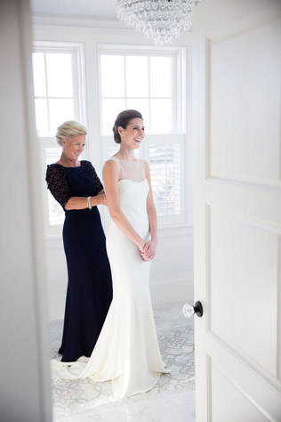 Вдохновение: 20 примеров нарядов для мамы невесты 