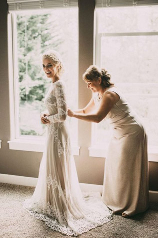 Вдохновение: 20 примеров нарядов для мамы невесты 