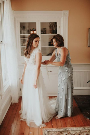 Вдохновение: 20 примеров нарядов для мамы невесты 