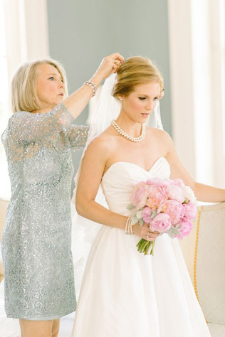 Вдохновение: 20 примеров нарядов для мамы невесты 