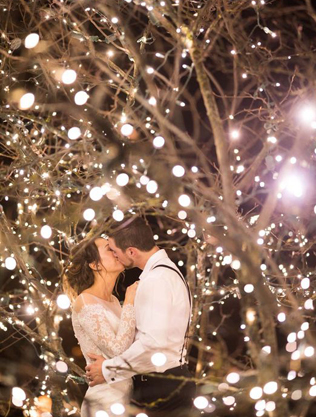 романтичная зимняя свадьба, ветки деревьев в огоньках 