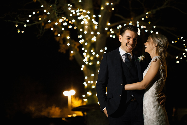 романтичная зимняя свадьба, ветки деревьев в огоньках 