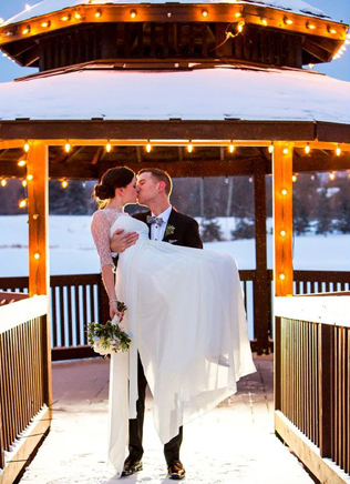 романтичная зимняя свадьба, зимняя свадебная церемония в беседке 