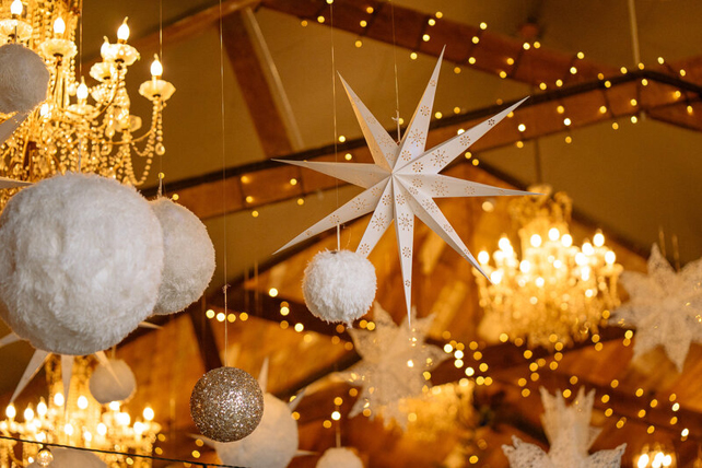 романтичная зимняя свадьба, винтажная люстра в декоре свадьбы 