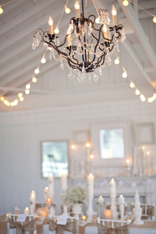 романтичная зимняя свадьба, винтажная люстра в декоре свадьбы 