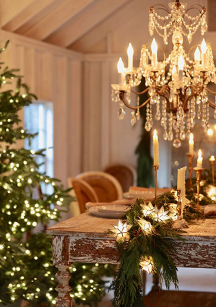 романтичная зимняя свадьба, винтажная люстра в декоре свадьбы 