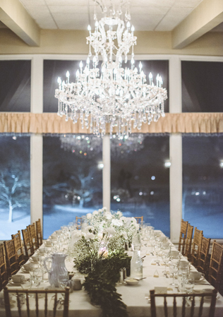 романтичная зимняя свадьба, винтажная люстра в декоре свадьбы 