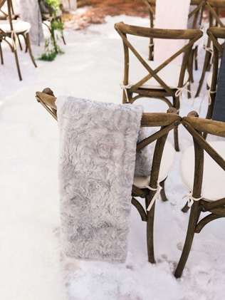 романтичная зимняя свадьба, теплые пледы для гостей 