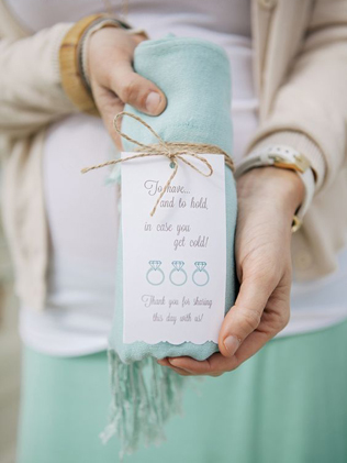 романтичная зимняя свадьба, теплые подарки для гостей 