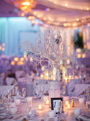  романтичная зимняя свадьба, веточки в декоре столов на зимней свадьбе 