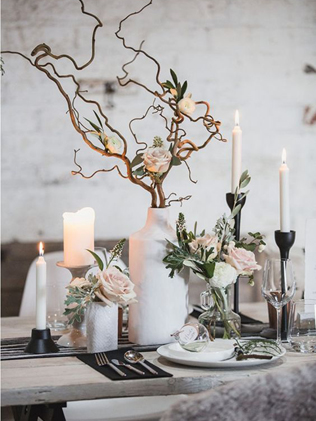  романтичная зимняя свадьба, веточки в декоре столов на зимней свадьбе 