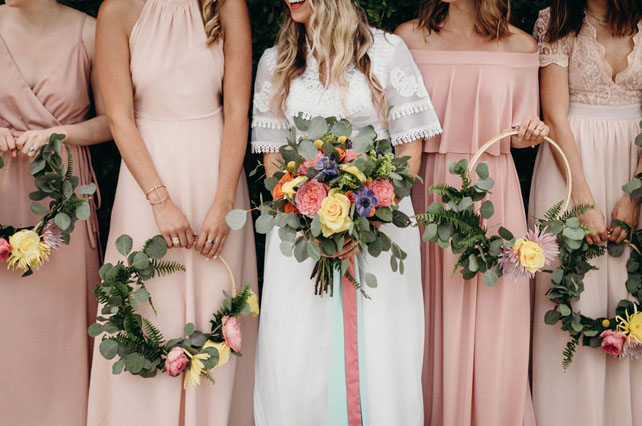 букет-кольцо для невесты и подружек