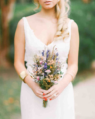 минибукет невесты из полевых цветов