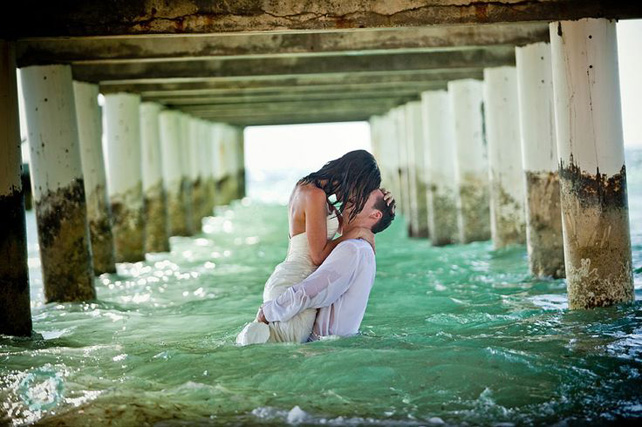 фотосессия в стиле Trash The Dress в воде 