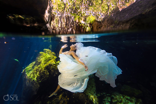фотосессия в стиле Trash The Dress под водой 