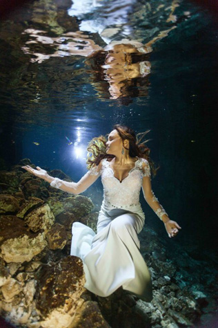 фотосессия в стиле Trash The Dress под водой 