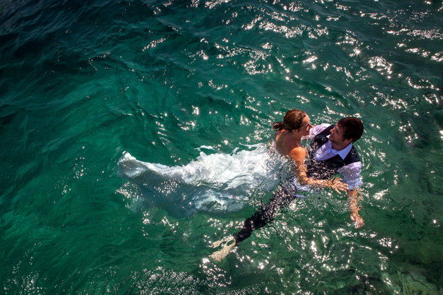 фотосессия в стиле Trash The Dress в воде 