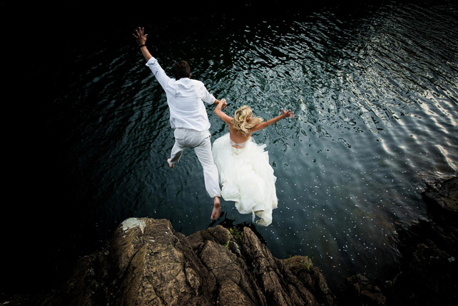 фотосессия в стиле Trash The Dress, прыжок в воду 