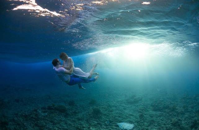 фотосессия в стиле Trash The Dress под водой 