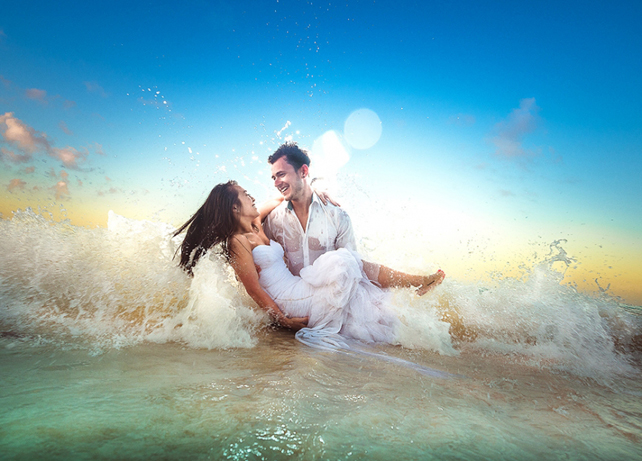 фотосессия в стиле Trash The Dress в воде 