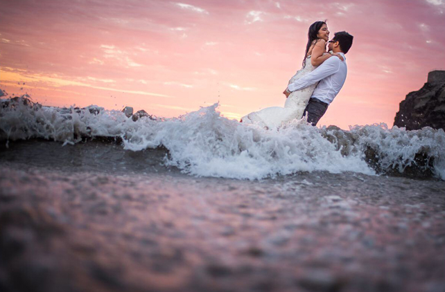 фотосессия в стиле Trash The Dress в воде 