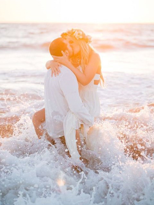 фотосессия в стиле Trash The Dress в воде 