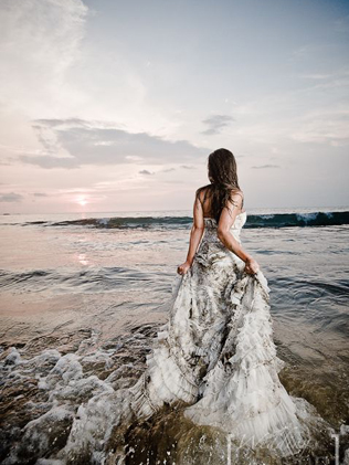 фотосессия в стиле Trash The Dress в воде 
