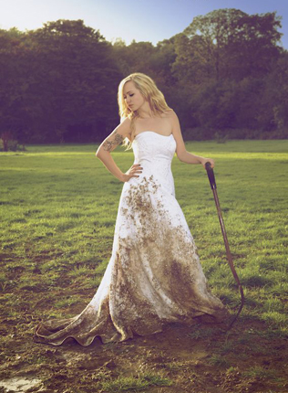 фотосессия в стиле Trash The Dress с грязью