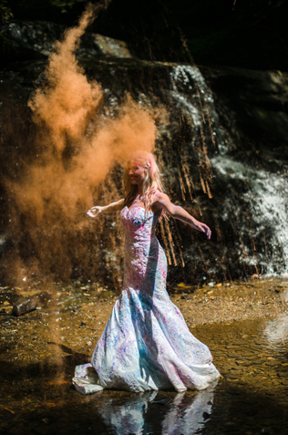 фотосессия в стиле Trash The Dress с красками 