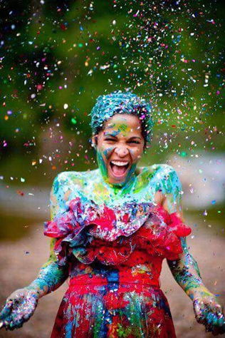 фотосессия в стиле Trash The Dress с красками 