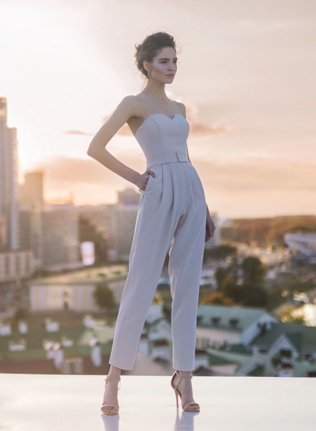 свадьба в стиле минимализм, свадебное платье/свадебный комбинезон в стиле минимализм 