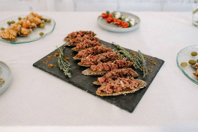 свадьба в стиле минимализм, свадебное меню в стиле минимализм 