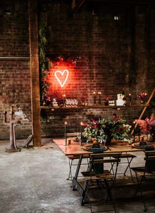 свадьба в стиле лофт, неоновая подсветка в декоре свадьбы