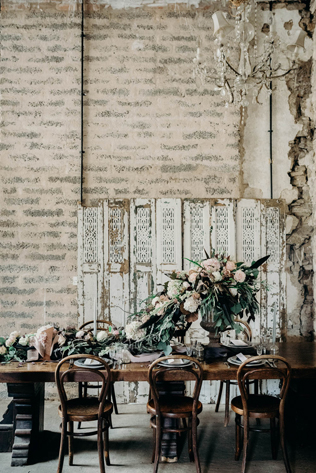 свадьба в стиле лофт, декор президиума в стиле лофт 