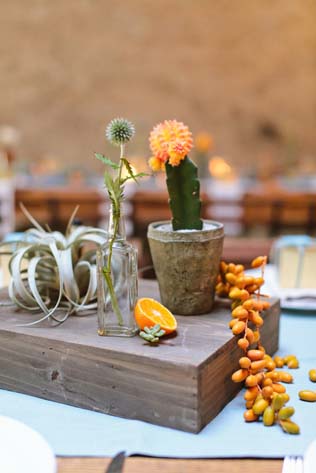 свадьба в стиле лофт, кактусы в декоре стола 