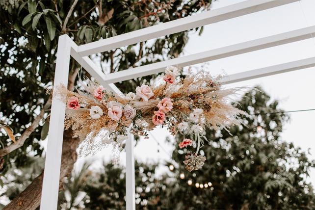 сухоцветы на свадьбе, свадебная арка с сухоцветами 