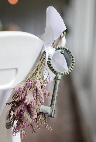 сухоцветы на свадьбе, сухоцветы в декоре стульев 