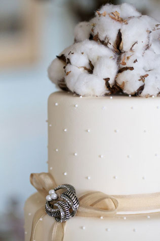 сухоцветы на свадьбе, хлопок в декоре свадебного торта 