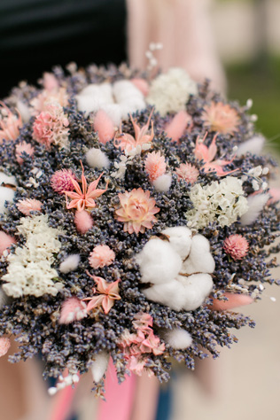 сухоцветы на свадьбе, бессмертник в декоре свадьбы 