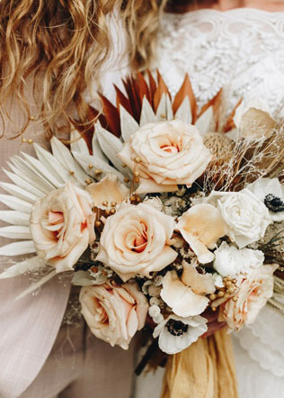 тренды флористики 2020, букет невесты с пальмовыми листьями 