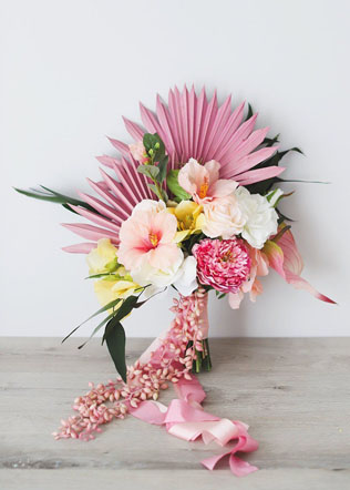 тренды флористики 2020, букет невесты с пальмовыми листьями 