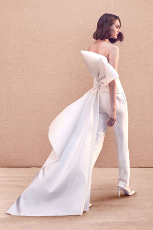 тренды свадебных платьев 2020, свадебный костюм со шлейфом 