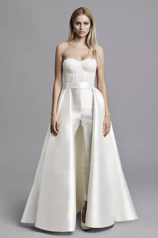 тренды свадебных платьев 2020, свадебный костюм со шлейфом 