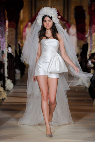 тренды свадебных платьев 2020, образ невесты с шортами 