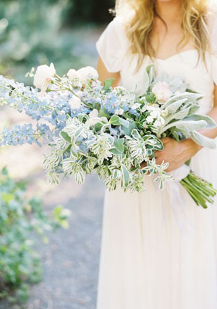 высокий букет невесты, свадебный букет 2021, букет из цветов с высокими стеблями 