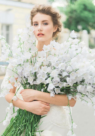 высокий букет невесты, свадебный букет 2021, букет из цветов с высокими стеблями 