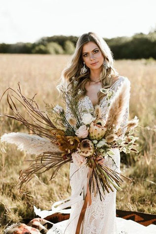 высокий букет невесты, свадебный букет 2021, букет из цветов с высокими стеблями 